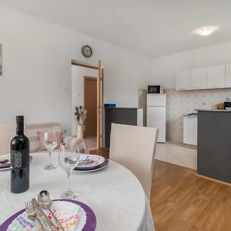 2 Bedroom Stunning In *