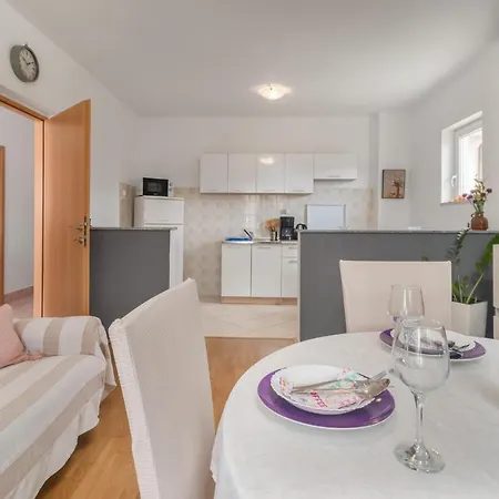 2 Bedroom Stunning In *