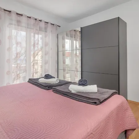 Apartment 2 Bedroom Stunning In Novi Vinodolski